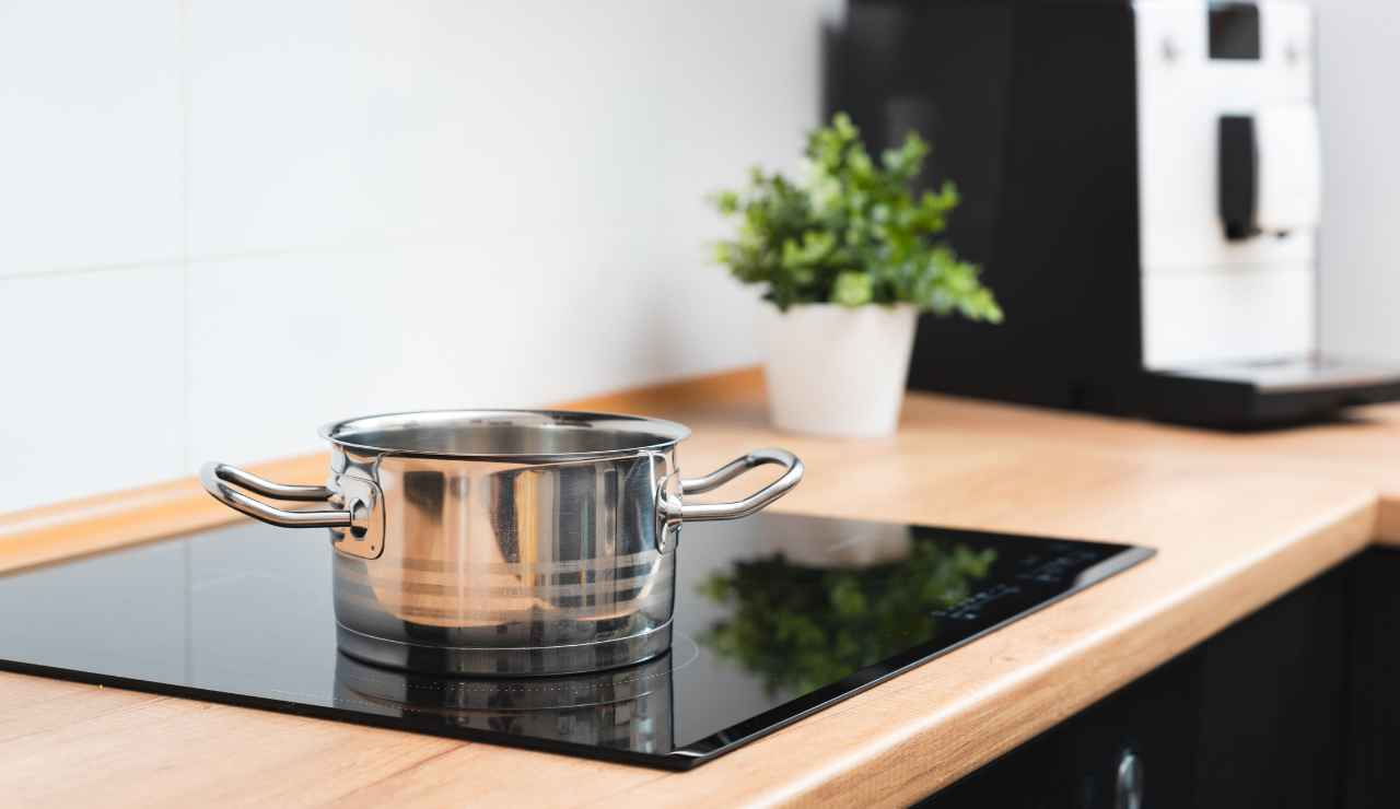 Induzione o Gas: come scegliere il piano cottura in base alle proprie abitudini in cucina