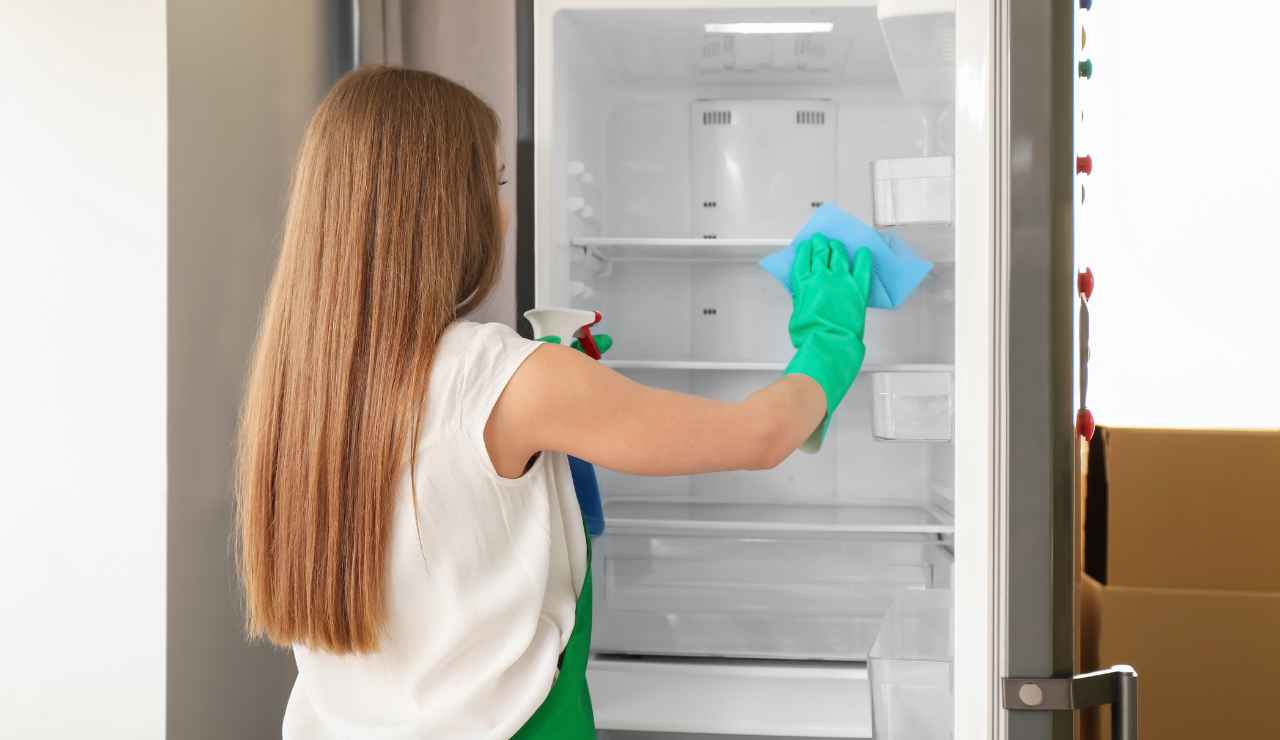 Frigorifero pieno d’acqua: come usare un cotton fioc per pulire e liberare il foro interno